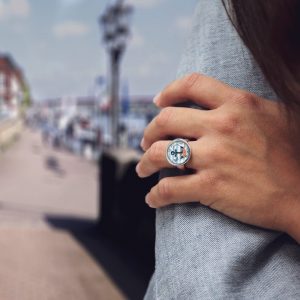 Ring mit einem Anker, Rosen und Schmetterlingen als Motiv