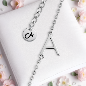 Armband Buchstabe A aus silberfarbenem Edelstahl mit glänzender Oberfläche