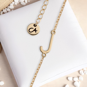 Buchstabe J Armband Gold personalisiert minimalistisch elegant