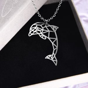 Silberne Origami Delfin Kette aus Edelstahl von Cherami auf schwarzem Schmuckhintergrund